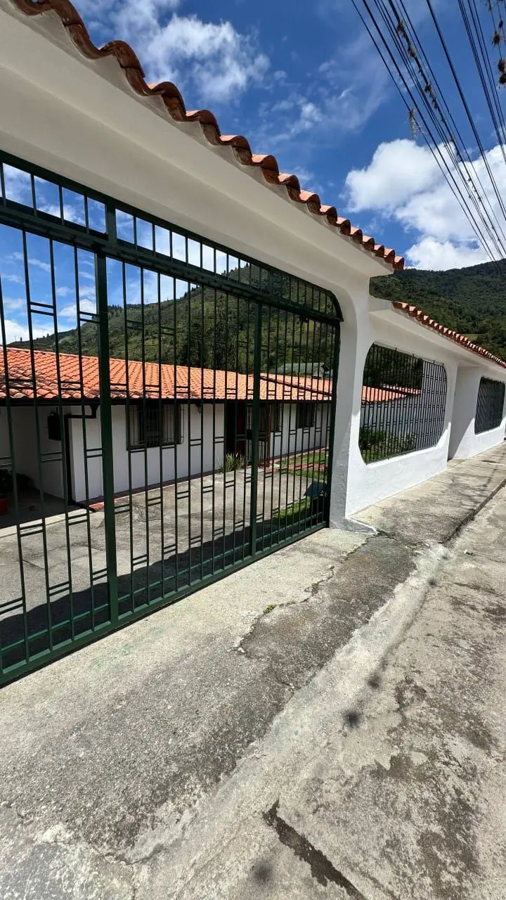 Hermosa Casa con Jardínes en Venta en La Pedregosa Alta